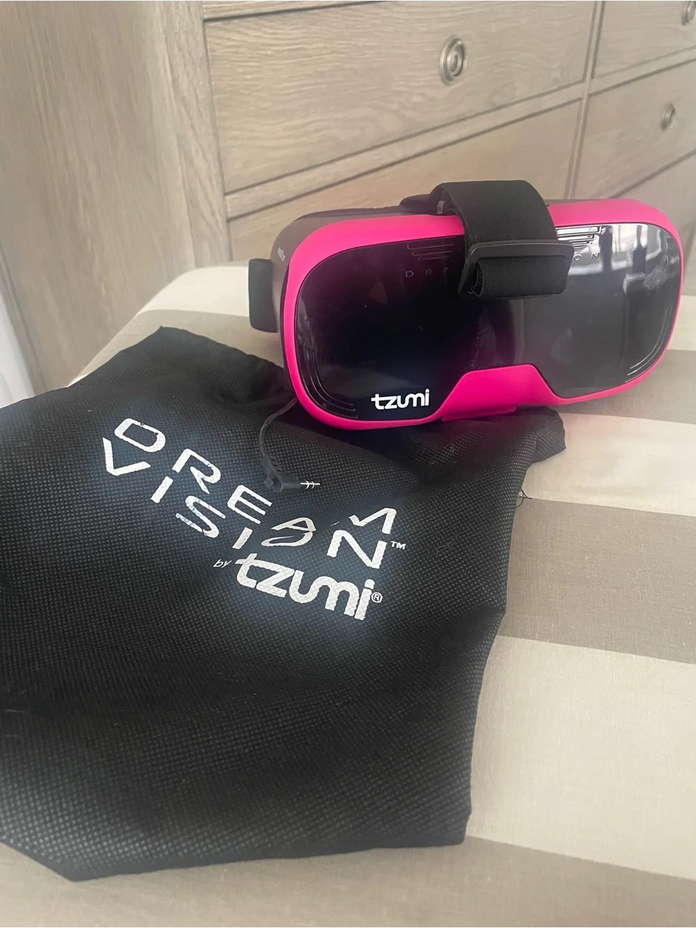 Tzumi Pink Smartphone VR Headset - Comfortable Mobile Virtual Reality